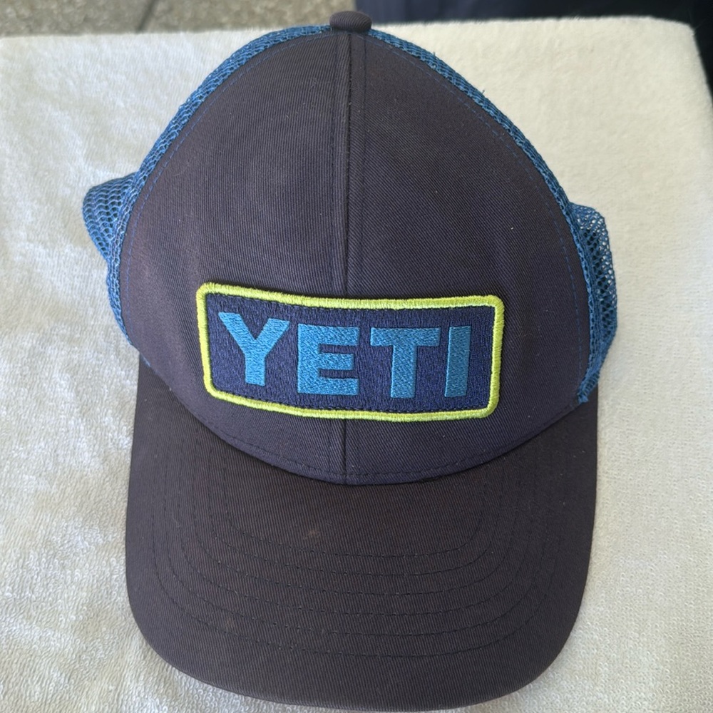Men’s blue mesh YETI baseball style cap. Worn 1 or 2 times. Excellent condition.